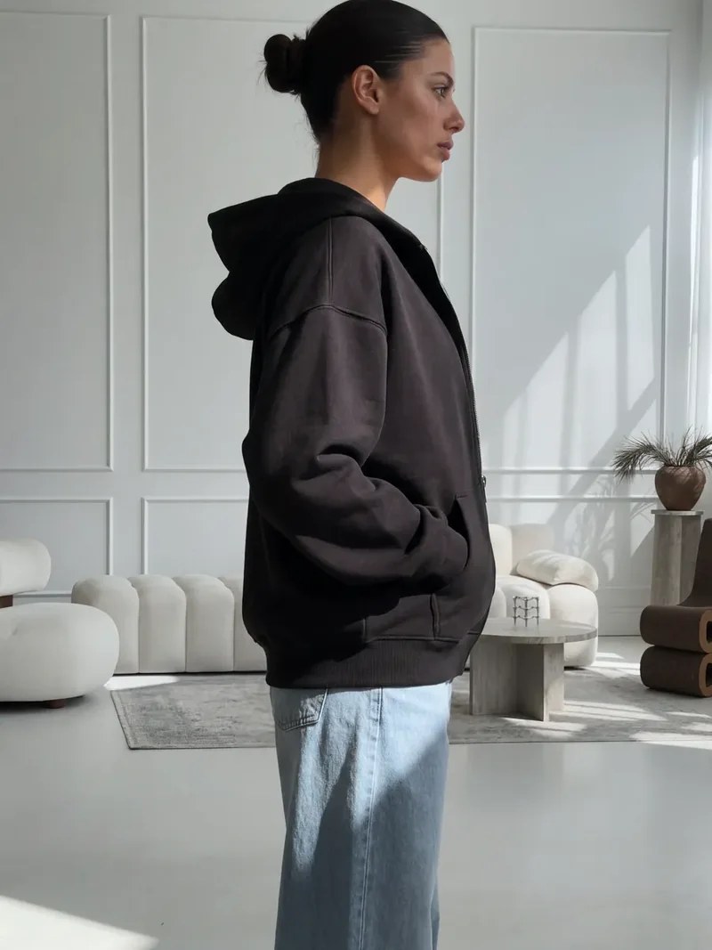 Посадка чёрного oversize зип-худи NAZZANI сбоку
