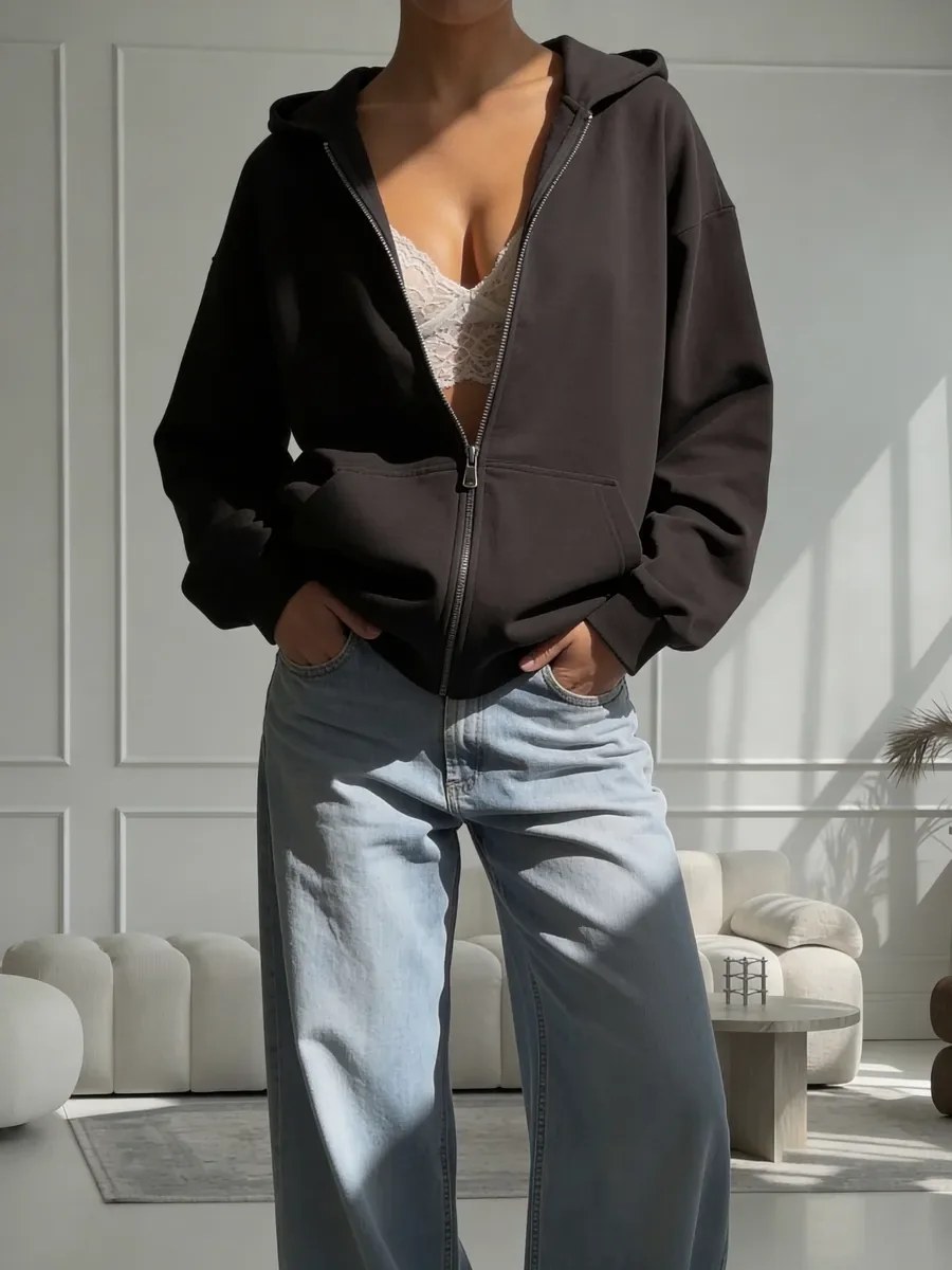Модель в чёрном oversize зип-худи NAZZANI